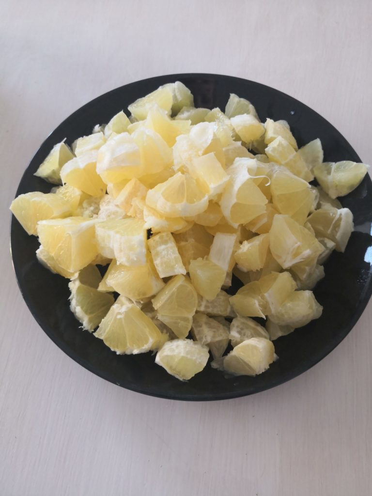 Cut the lemons in pieces Tunisian Lemonade